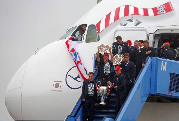 Philipp Lahm (Bayern 21), Trainer Cheftrainer Jupp HEYNCKES (FCB) mit Champions League Pokal, Pott, Henkelpokal, Trophäe steigen aus dem Flugzeug aus, Jubel, Freude, Emotionen, Feiern, Lachen, jubelt, freuen, reisst die Arme hoch, ballt die Faust, Thomas Müller Mueller (Bayern 25), Bastian Schweinsteiger (Bayern 31) FC BAYERN Ankunft mit Pokal nach Champions League Sieg Fussball 1. Bundesliga , Franz-Joseph-Strauss Flughafen München, am 26.05.2013 FCB, CL,