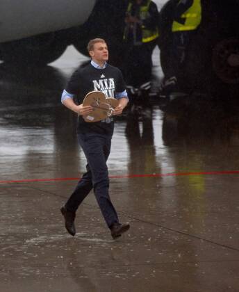 Manuel NEUER, FC Nr.1 läuft mit einem Herz durch den Regen auf dem Rollfeld FC BAYERN Ankunft mit Pokal nach Champions League Sieg Fussball 1. Bundesliga , Franz-Joseph-Strauss Flughafen München, am 26.05.2013 FCB, CL,