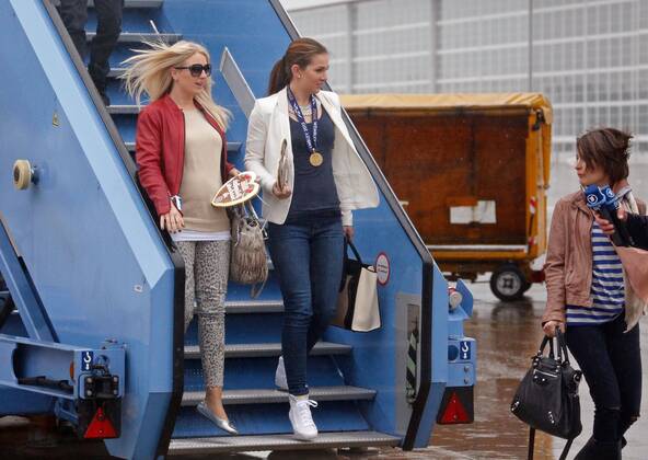 Claudia Lahm, Ehefrau von Philipp LAHM FCB21, Lisa, Ehefrau von Thomas Müller mit CL Medaille steigen aus dem Flugzeug aus FC BAYERN Ankunft mit Pokal nach Champions League Sieg Fussball 1. Bundesliga , Franz-Joseph-Strauss Flughafen München, am 26.05.2013 FCB, CL,