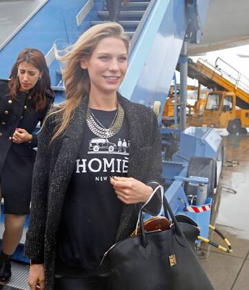 Sarah BRANDNER, Freundin von Bastian SCHWEINSTEIGER steigt aus dem Flugzeug aus FC BAYERN Ankunft mit Pokal nach Champions League Sieg Fussball 1. Bundesliga , Franz-Joseph-Strauss Flughafen München, am 26.05.2013 FCB, CL,