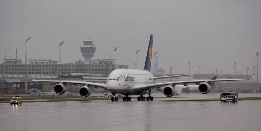 26.05.2013, Fussball Ankunft des UEFA Champions League Sieger 2013 FC Bayern München am Flughafen München. die Bayern Spieler Flieger landet