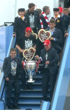 26.05.2013, Fussball Ankunft des UEFA Champions League Sieger 2013 FC Bayern München am Flughafen München. vorn v.l. Thomas Müller (Bayern München) und Trainer Jupp Heynckes (Bayern München) mit Pokal steigen aus , dahinter v.l. Bastian Schweinsteiger (Bayern München) und Thomas Müller (Bayern München)
