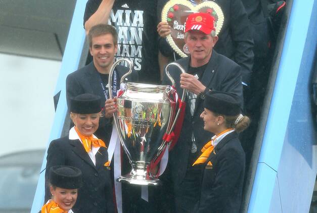 26.05.2013, Fussball Ankunft des UEFA Champions League Sieger 2013 FC Bayern München am Flughafen München. v.l. Thomas Müller (Bayern München) und Trainer Jupp Heynckes (Bayern München) mit Pokal steigen aus