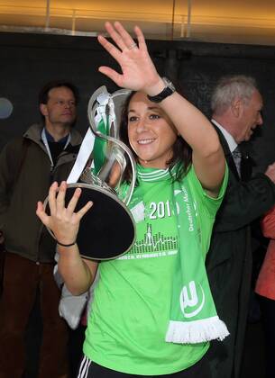 VfL Wolfsburg Frauen, Empfang im Rathaus der Stadt Wolfsburg. Nadine kessler mit dem Championsleaguepokal