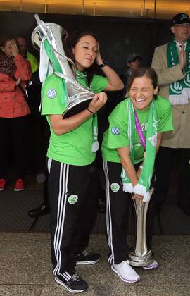 VfL Wolfsburg Frauen, Empfang im Rathaus der Stadt Wolfsburg. Nadine kessler mit dem Championsleaguepokal, Martina Müller mit dem DFB pokal