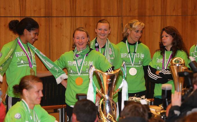VfL Wolfsburg Frauen, Empfang im Rathaus der Stadt Wolfsburg, Eintrag ins Goldene Buch, Navina Omilade, Viola Odebrecht, Conny Pohlers, Alexandra Popp, Rebecca Smith,Maren Tetzlaff