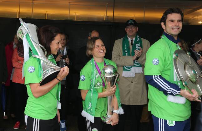 VfL Wolfsburg Frauen, Empfang im Rathaus der Stadt Wolfsburg. Nadine kessler mit dem Championsleaguepokal, Martina Müller mit dem DFB pokal und Trainer Ralf Kellermann mit der Deutschen Meister Schale