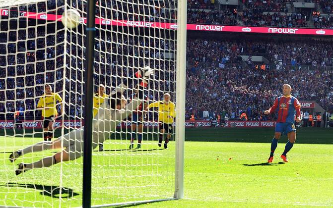 Football : Championship play-off final Crystal Palace vs FC Watford Wembley Kevin Philips - C Palace scores the winning goal from the Penalty spot past the diving Manuel Almunia