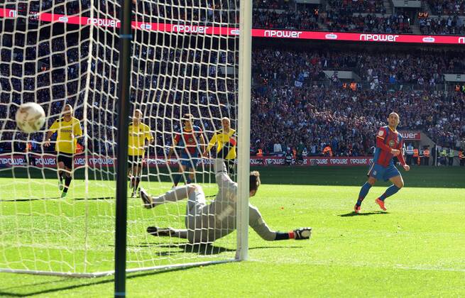 Football : Championship play-off final Crystal Palace vs FC Watford Wembley Kevin Philips - C Palace scores the winning goal from the Penalty spot past the diving Manuel Almunia