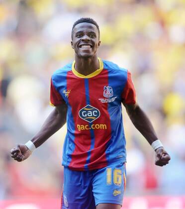 Football : Championship play-off final Crystal Palace vs FC Watford Wembley Wilfried Zaha - Crystal palace celebrates at the final whistle with the fans