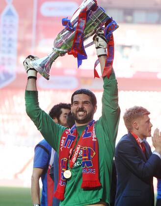 Football : Championship play-off final Crystal Palace Wembley Crystal Palace celebrations Julian Speroni with the trophy
