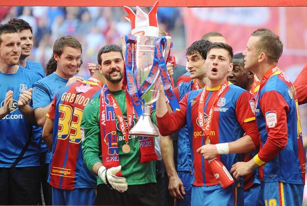 Football : Championship play-off final Crystal Palace Wembley Crystal Palace celebrations Julian Speroni (Goalkeeper with the trophy)