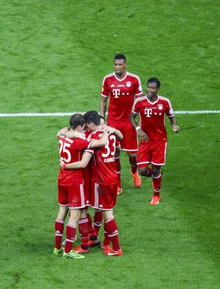 Mario Gomez ( Bayern 33 ) jubelt nach dem Tor zum 3-1 mit Thomas Müller Mueller (Bayern 25), David ALABA ( Bayern 27 ), Jerome BOATENG (Bayern Nr.17), Jubel, Freude, Emotionen, Feiern, Lachen, jubelt, freuen, reisst die Arme hoch, ballt die Faust Fussball DFB Pokal Finale , Berlin, am 01.06.2013 FC Bayern München - VFB STUTTGART ( 3-2 ) Saison1213 , Saison 2012 2013, DFB-Pokal