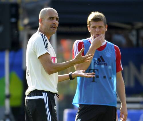 04.07.2013, Fussball 1.Bundesliga 2013 2014, Trainingslager FC Bayern München im Trentino (Italien), Training am Vormittag. Trainer Pep Guardiola (Bayern München) gibt Anweisungen, Toni Kroos (Bayern München) schaut zu.