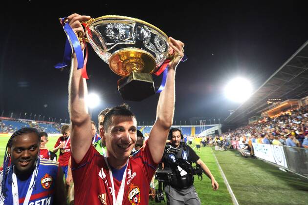 ITAR-TASS: ROSTOV-ON-DON, RUSSIA. JULY 13, 2013. CSKA s Vagner Love (L) and Alan Dzagoev holding a trophy after winning a match for the Russian Football Super Cup against Zenit St. Petersburg at the Olimp-2 Stadium. FC CSKA won the game 3:0.  RE121C16