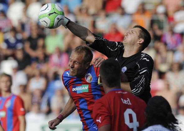 Opening match of Champions League, 2nd preliminary round, Viktoria Plzen vs FK Zeljeznicar Sarajevo in Pilsen, Czech Republic, July 16, 2013. Daniel Kolar (left) of Viktoria and the goalkeeper of Sarajevo Adnan Hadzic. (CTKxPhoto PetrxEret) CTKPhotoP201307160762601  ert 8