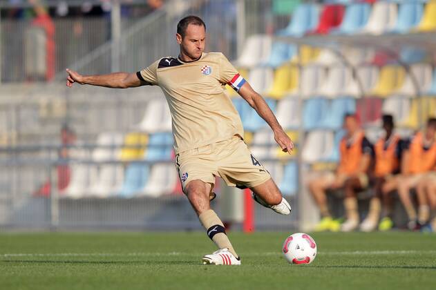 Josip SIMUNIC (GNK Dinamo Zagreb - 4) flankt - Freisteller, Einzelbild, Aktion, Ganzkörper CS Fola Esch (Luxemburg) - GNK Dinamo Zagreb (Kroatien) Fussball Champions League Qualifikation 2. Runde, Hinspiel 16.07.2013 Stade Parc des Sports, Oberkorn, Luxemburg