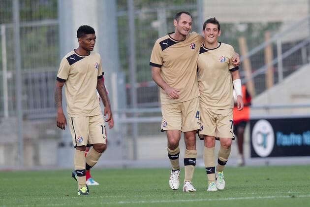 Junior FERNANDES (GNK Dinamo Zagreb - 11), Josip SIMUNIC (GNK Dinamo Zagreb - 4) und Arijan ADEMI (GNK Dinamo Zagreb - 7) jubelt, freut sich, Jubel, Freude nach 0-2 Führung CS Fola Esch (Luxemburg) - GNK Dinamo Zagreb (Kroatien) Fussball Champions League Qualifikation 2. Runde, Hinspiel 16.07.2013 Stade Parc des Sports, Oberkorn, Luxemburg