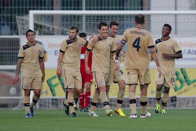 Dinamo jubelt, freut sich, Jubel, Freude nach der 4-0 Führung durch Arijan ADEMI (GNK Dinamo Zagreb - 7 mitte) - mit Andrej KRAMARIC (GNK Dinamo Zagreb - 9) und Domagoj ANTOLIC (GNK Dinamo Zagreb - 8), Josip SIMUNIC (GNK Dinamo Zagreb - 4), Junior FERNANDES (GNK Dinamo Zagreb - 11) CS Fola Esch (Luxemburg) - GNK Dinamo Zagreb (Kroatien) Fussball Champions League Qualifikation 2. Runde, Hinspiel 16.07.2013 Stade Parc des Sports, Oberkorn, Luxemburg