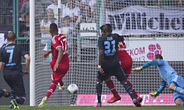 Mönchengladbach, 20.07.2013, Borussia Park Tor zum 1:0 durch Jerome Boateng (FCB) gegen Torwart Jaroslav Drobny (HSV) FC Bayern München - Hamburger SV
