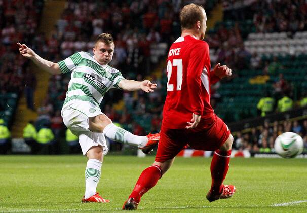 23.07.2013 Celtic Park, Glasgow, Scotland. UEFA Champions League qualification, second leg. Celtic FC Glasgow - Cliftonville FC. James Forrest hits a shot towards goal xVagelisxGeorgarioux  ActionPlus11431620