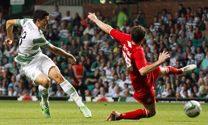 23.07.2013 Celtic Park, Glasgow, Scotland. UEFA Champions League qualification, second leg. Celtic FC Glasgow - Cliftonville FC. Tom Rogic shoots for goal xVagelisxGeorgarioux  ActionPlus11431622