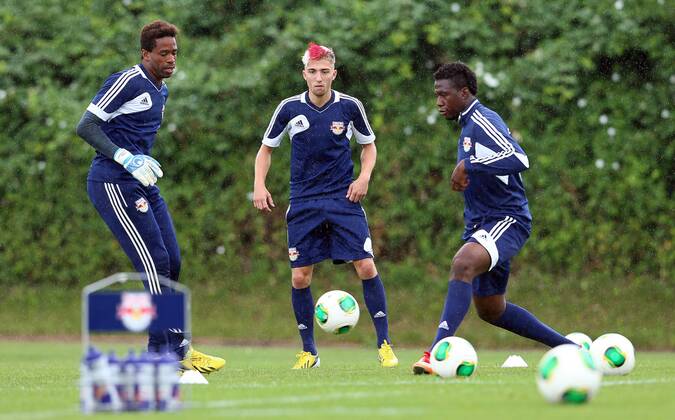 FUSSBALL - CL Quali, RBS vs Fenerbahce, Vorberichte, Training SALZBURG,AUSTRIA,30.JUL.13 - FUSSBALL - UEFA Champions League, Qualifikation, Red Bull Salzburg vs Fenerbahce Istanbul, Vorberichte, Abschlusstraining RBS. Bild zeigt Edward Gustafsson, Kevin Kampl und Rodnei Francisco de Lima (RBS).