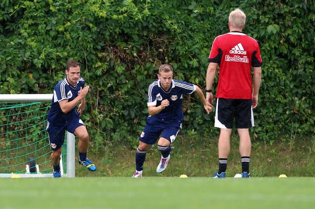 FUSSBALL - CL Quali, RBS vs Fenerbahce, Vorberichte, Training SALZBURG,AUSTRIA,30.JUL.13 - FUSSBALL - UEFA Champions League, Qualifikation, Red Bull Salzburg vs Fenerbahce Istanbul, Vorberichte, Abschlusstraining RBS. Bild zeigt Andreas Ulmer und Marco Meilinger (RBS). 