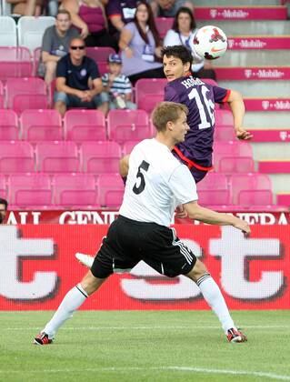 FUSSBALL - CL Quali, A.Wien vs Hafnarfjoerdur WIEN,AUSTRIA,30.JUL.13 - FUSSBALL - UEFA Champions League, Qualifikation, FK Austria Wien vs FH Hafnarfjoerdur. Bild zeigt Freyr Bjarnason (Hafnarfjoerdur) und Philipp Hosiner (A.Wien). 