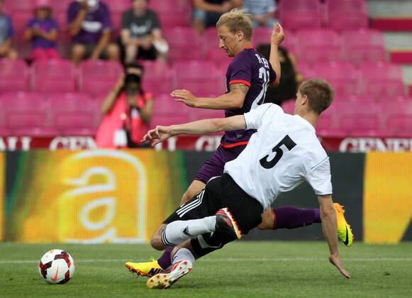 FUSSBALL - CL Quali, A.Wien vs Hafnarfjoerdur WIEN,AUSTRIA,30.JUL.13 - FUSSBALL - UEFA Champions League, Qualifikation, FK Austria Wien vs FH Hafnarfjoerdur. Bild zeigt Daniel Royer (A.Wien) und Freyr Bjarnason (Hafnarfjoerdur). 