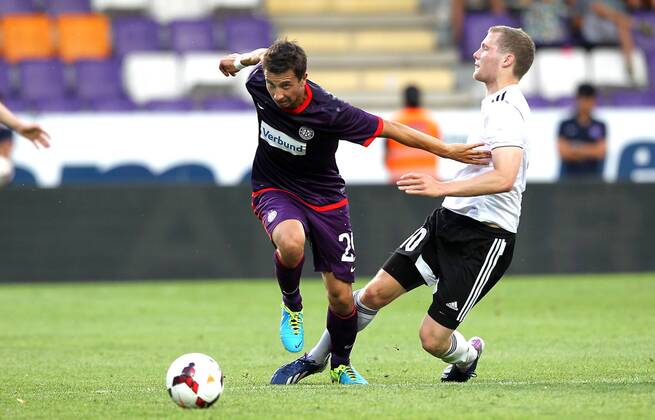 FUSSBALL - CL Quali, A.Wien vs Hafnarfjoerdur WIEN,AUSTRIA,30.JUL.13 - FUSSBALL - UEFA Champions League, Qualifikation, FK Austria Wien vs FH Hafnarfjoerdur. Bild zeigt Markus Suttner (A.Wien) und Bjoern Sverrisson (Hafnarfjoerdur). 