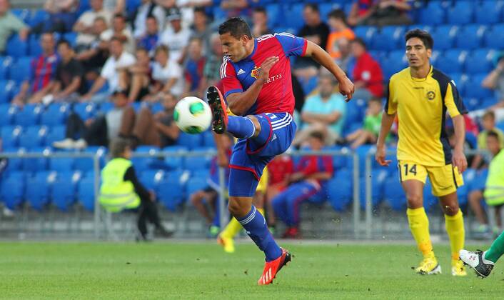 30.07.2013 St Jakob Park Basel , SCHWEIZ , Saison 2013 2014 Herren Fussball UEFA Champions League Qualifikation Hinspiel FC Basel - Maccabi Tel Aviv Raul Bobadilla (FC Basel) ; Einzelbild 