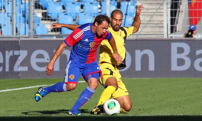 30.07.2013 St Jakob Park Basel , SCHWEIZ , Saison 2013 2014 Herren Fussball UEFA Champions League Qualifikation Hinspiel FC Basel - Maccabi Tel Aviv Marcelo Diaz (li,FC Basel) gegen Gal Alberman (Maccabi) ; Zweikampf , Aktion 