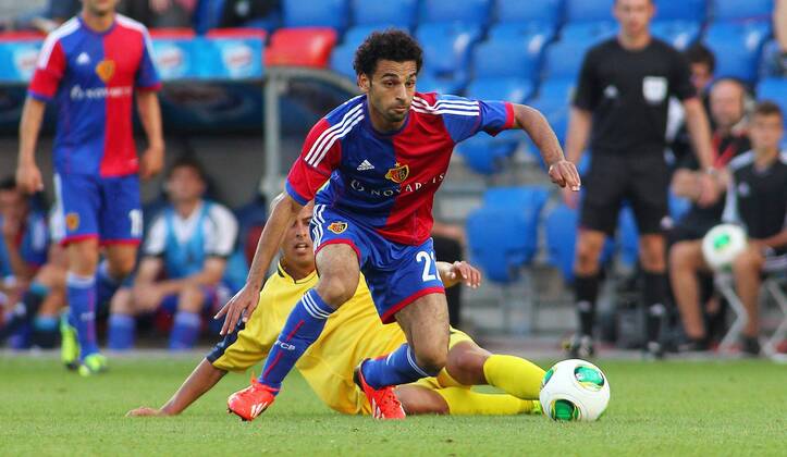 30.07.2013 St Jakob Park Basel , SCHWEIZ , Saison 2013 2014 Herren Fussball UEFA Champions League Qualifikation Hinspiel FC Basel - Maccabi Tel Aviv Mohamed Salah (re,FC Basel) gegen Tal Ben Haim (Maccabi) ; Zweikampf , Aktion 