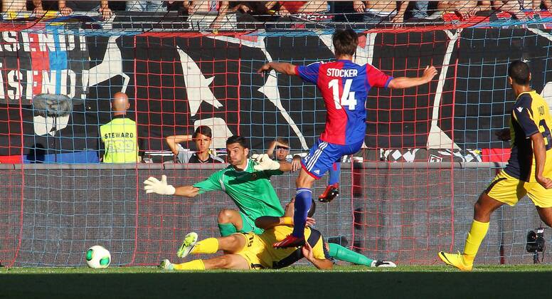 30.07.2013 St Jakob Park Basel , SCHWEIZ , Saison 2013 2014 Herren Fussball UEFA Champions League Qualifikation Hinspiel FC Basel - Maccabi Tel Aviv Valentin Stocker (FC Basel) trifft zum 1:0 . Torwart Juan Pablo und Eitan Tibi (Maccabi) 