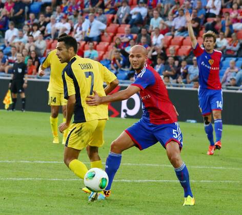 20.07.2013 Basel Fussball Herren Saison 2013 2014 Champions-League-Qualifikation FC Basel - Maccabi Tel Aviv 1:0 Bild zeigt Eran Zahavi (Maccabi) gegen Basels Arlind Ajeti Aktion Zweikampf 