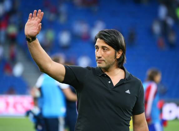 20.07.2013 Basel Fussball Herren Saison 2013 2014 Champions-League-Qualifikation FC Basel - Maccabi Tel Aviv 1:0 Bild zeigt Basels Trainer Murat Yakin winkt Aktion Einzelbild 