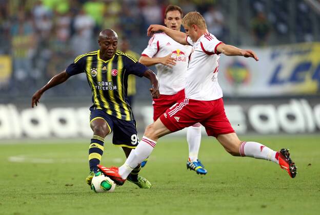FUSSBALL - CL Quali, RBS vs Fenerbahce SALZBURG,AUSTRIA,31.JUL.13 - FUSSBALL - UEFA Champions League, Qualifikation, Red Bull Salzburg vs Fenerbahce Istanbul. Bild zeigt Pierre Webo (Fenerbahce) und Martin Hinteregger (RBS). 