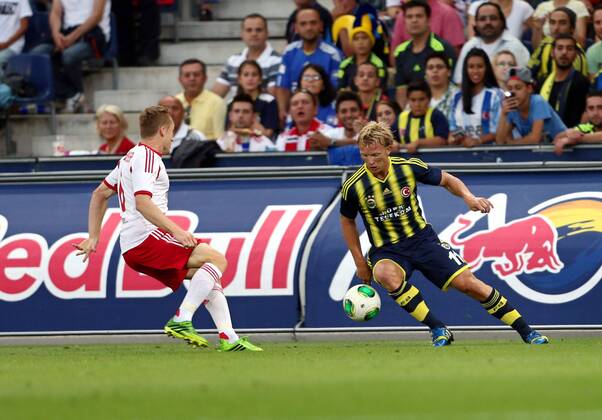 FUSSBALL - CL Quali, RBS vs Fenerbahce SALZBURG,AUSTRIA,31.JUL.13 - FUSSBALL - UEFA Champions League, Qualifikation, Red Bull Salzburg vs Fenerbahce Istanbul. Bild zeigt Christian Schwegler (RBS) und Dirk Kuyt (Fenerbahce). 