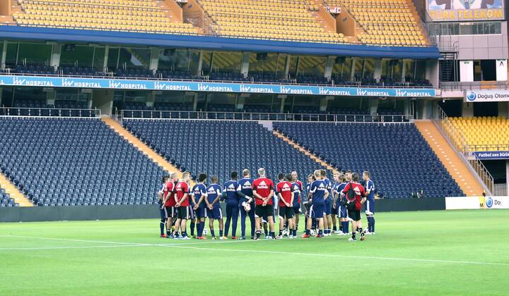 FUSSBALL - CL Quali, Fenerbahce vs RBS, Vorberichte, Training ISTANBUL,TUERKEI,05.AUG.13 - FUSSBALL - UEFA Champions League, Qualifikation, Fenerbahce Istanbul vs Red Bull Salzburg, Vorberichte, Abschlusstraining RBS. Bild zeigt die Mannschaft von RBS. 
