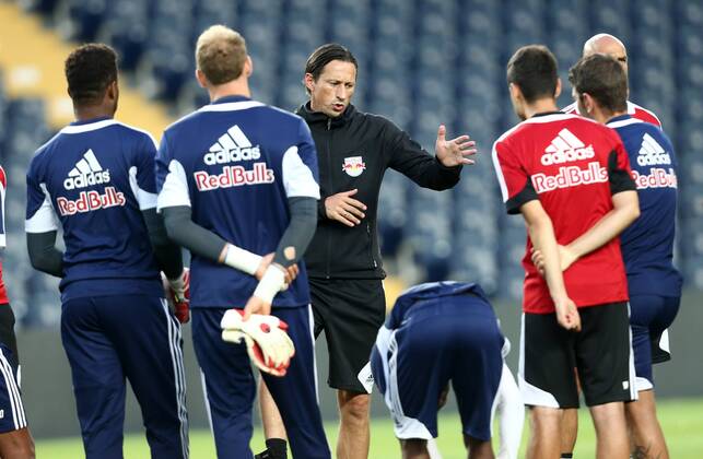 FUSSBALL - CL Quali, Fenerbahce vs RBS, Vorberichte, Training ISTANBUL,TUERKEI,05.AUG.13 - FUSSBALL - UEFA Champions League, Qualifikation, Fenerbahce Istanbul vs Red Bull Salzburg, Vorberichte, Abschlusstraining RBS. Bild zeigt Trainer Roger Schmidt (RBS) und Spieler von RBS. 