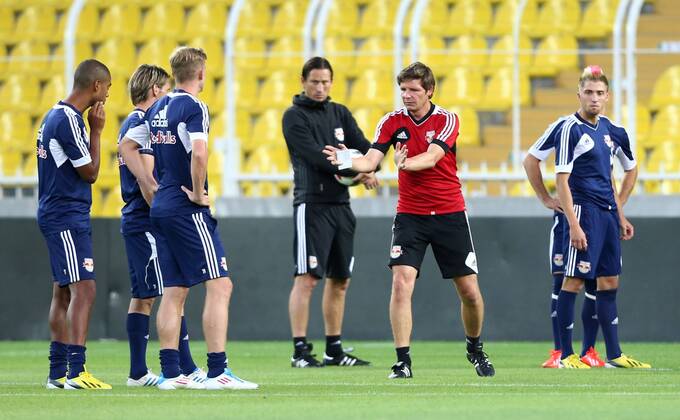 FUSSBALL - CL Quali, Fenerbahce vs RBS, Vorberichte, Training ISTANBUL,TUERKEI,05.AUG.13 - FUSSBALL - UEFA Champions League, Qualifikation, Fenerbahce Istanbul vs Red Bull Salzburg, Vorberichte, Abschlusstraining RBS. Bild zeigt Trainer Roger Schmidt, Co-Trainer Oliver Glasner, Kevin Kampl (RBS) und Spieler von RBS.