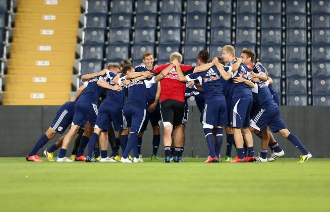 FUSSBALL - CL Quali, Fenerbahce vs RBS, Vorberichte, Training ISTANBUL,TUERKEI,05.AUG.13 - FUSSBALL - UEFA Champions League, Qualifikation, Fenerbahce Istanbul vs Red Bull Salzburg, Vorberichte, Abschlusstraining RBS. Bild zeigt Spieler von RBS. 