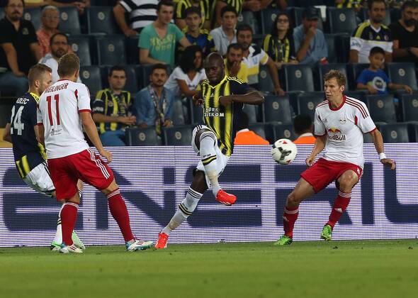 FUSSBALL - CL Quali, Fenerbahce vs RBS ISTANBUL,TUERKEI,06.AUG.13 - FUSSBALL - UEFA Champions League, Qualifikation, Fenerbahce Istanbul vs Red Bull Salzburg. Bild zeigt Marco Meilinger (RBS), Moussa Sow (Fenerbahce) und Florian Klein (RBS). 