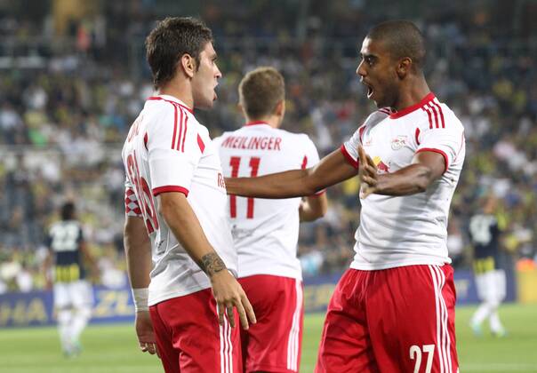 FUSSBALL - CL Quali, Fenerbahce vs RBS ISTANBUL,TUERKEI,06.AUG.13 - FUSSBALL - UEFA Champions League, Qualifikation, Fenerbahce Istanbul vs Red Bull Salzburg. Bild zeigt den Jubel von Jonatan Soriano und Alan de Carvalho (RBS). 