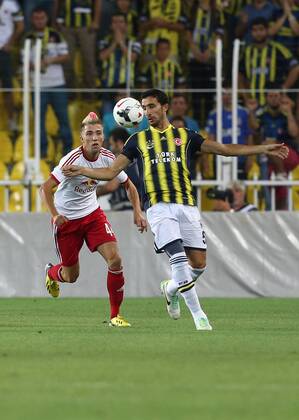 FUSSBALL - CL Quali, Fenerbahce vs RBS ISTANBUL,TUERKEI,06.AUG.13 - FUSSBALL - UEFA Champions League, Qualifikation, Fenerbahce Istanbul vs Red Bull Salzburg. Bild zeigt Kevin Kampl (RBS) und Mehmet Topal (Fenerbahce). 