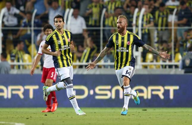 FUSSBALL - CL Quali, Fenerbahce vs RBS ISTANBUL,TUERKEI,06.AUG.13 - FUSSBALL - UEFA Champions League, Qualifikation, Fenerbahce Istanbul vs Red Bull Salzburg. Bild zeigt den Jubel von Fenerbahce mit Raul Mereiles (Fenerbahce). 