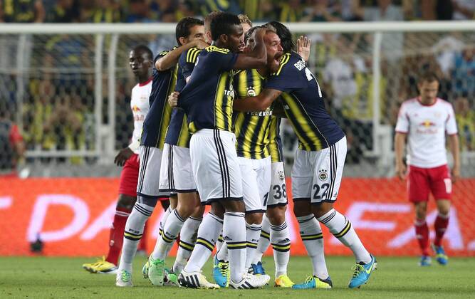 FUSSBALL - CL Quali, Fenerbahce vs RBS ISTANBUL,TUERKEI,06.AUG.13 - FUSSBALL - UEFA Champions League, Qualifikation, Fenerbahce Istanbul vs Red Bull Salzburg. Bild zeigt den Jubel von Fenerbahce mit Raul Mereiles (Fenerbahce). 