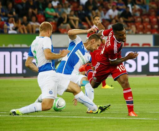 06.08.2013 Zürich Stadion Letzigrund Fussball Herren Saison 2013 2014 Champions-League-Qualifikation Grasshopper Club Zürich - Olympique Lyon Bild zeigt Alexandre Lacazette (Lyon) re. gegen Milan Vilotic und Stephane Grichting beide (GC) 
