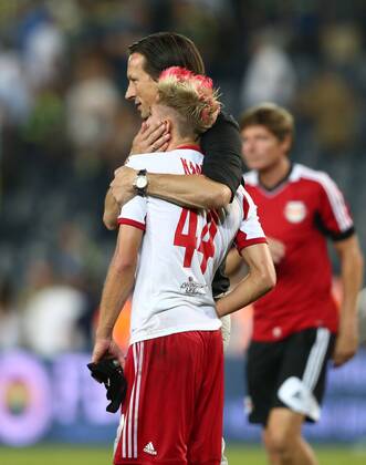 FUSSBALL - CL Quali, Fenerbahce vs RBS ISTANBUL,TUERKEI,06.AUG.13 - FUSSBALL - UEFA Champions League, Qualifikation, Fenerbahce Istanbul vs Red Bull Salzburg. Bild zeigt die Enttäuschung von Trainer Roger Schmidt und Kevin Kampl (RBS). 